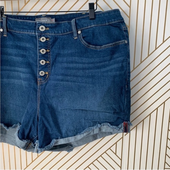 🍀 3/$30 Torrid High Rise Button Fly Jean Denim Short Stretch Dark Wash Size 26 - Picture 4 of 9